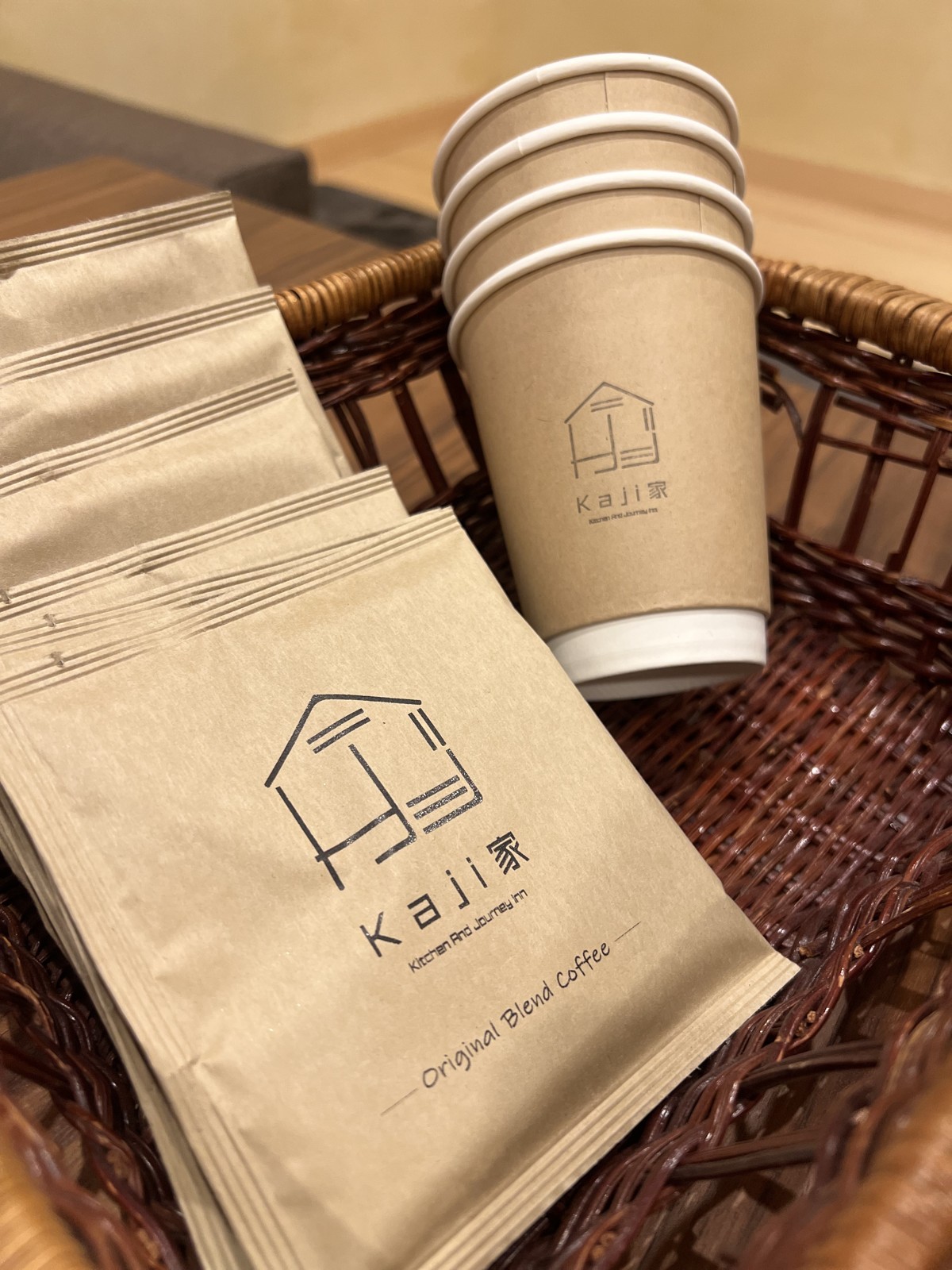 kaji家オリジナルブレンドコーヒーとロゴ入りのカップ
