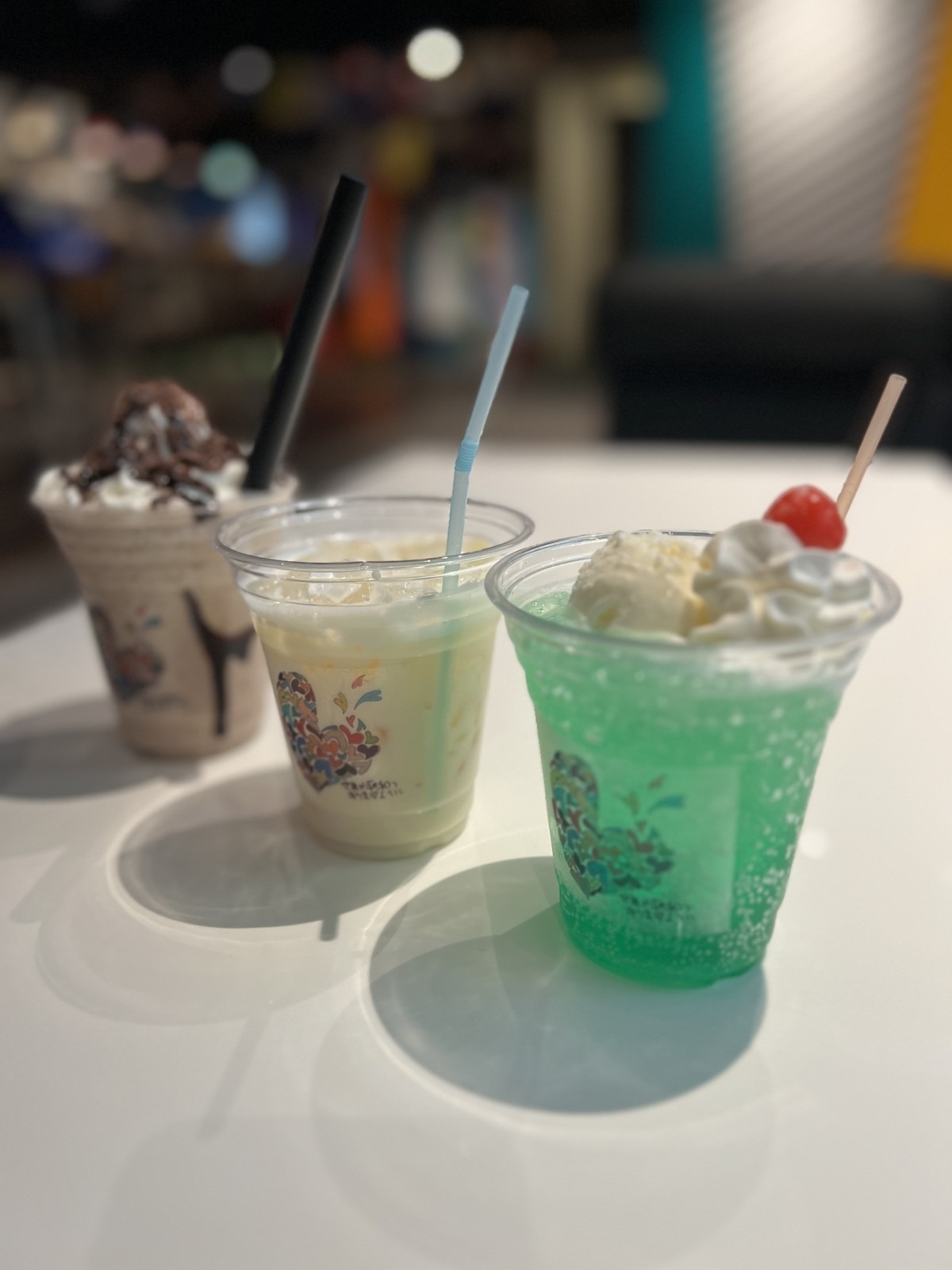 お店のロゴが入ったカップのドリンク