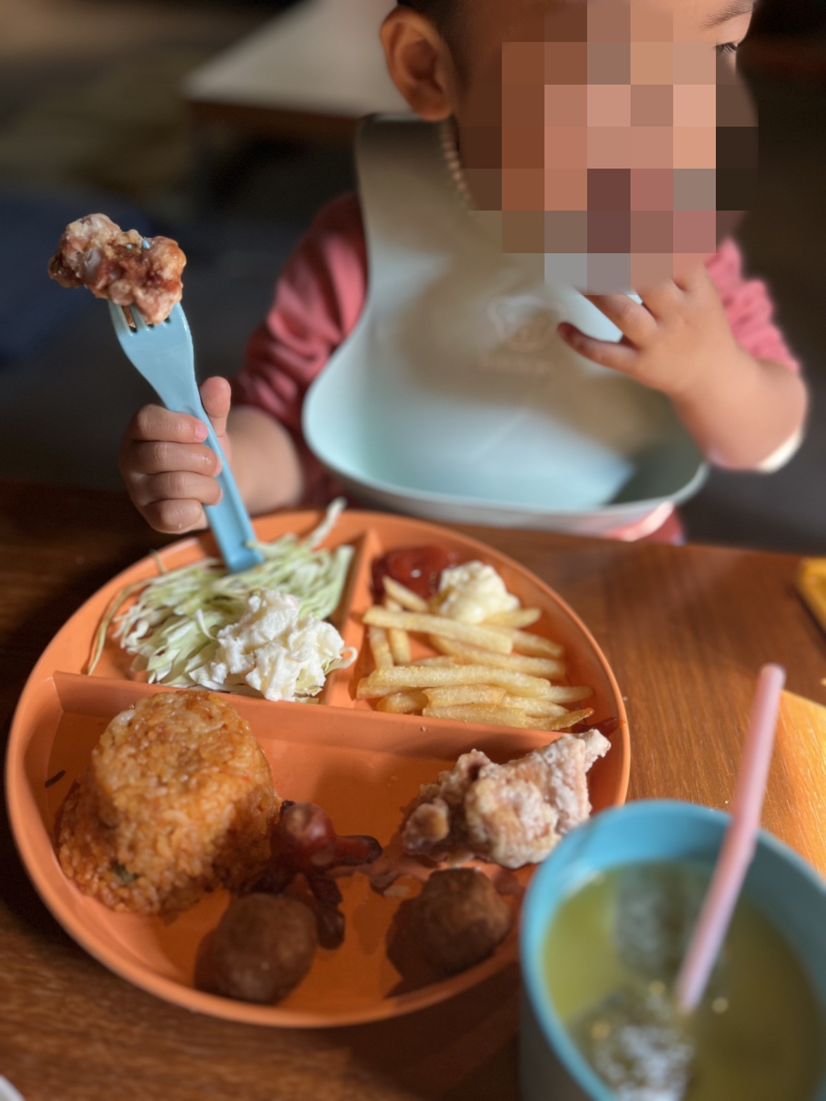 仕切りのお皿に盛られたお子様ランチ