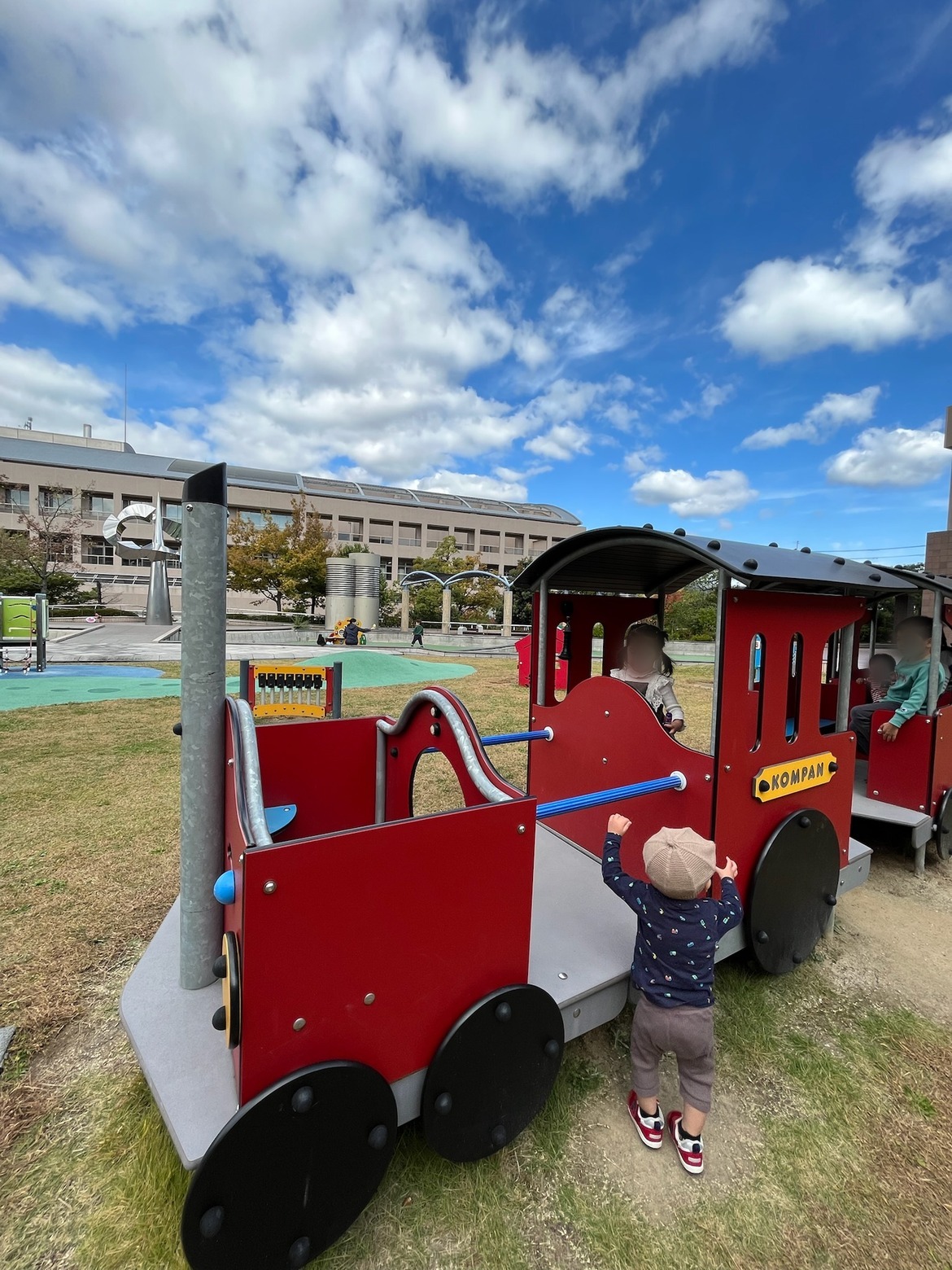 汽車の形をした遊具で遊ぶ子どもたち