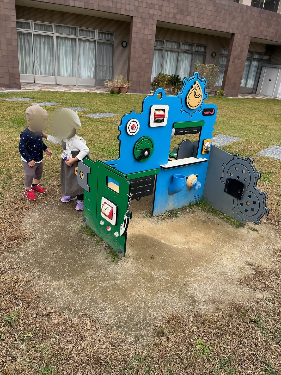 工作台の形をした遊具で遊ぶ子どもたち