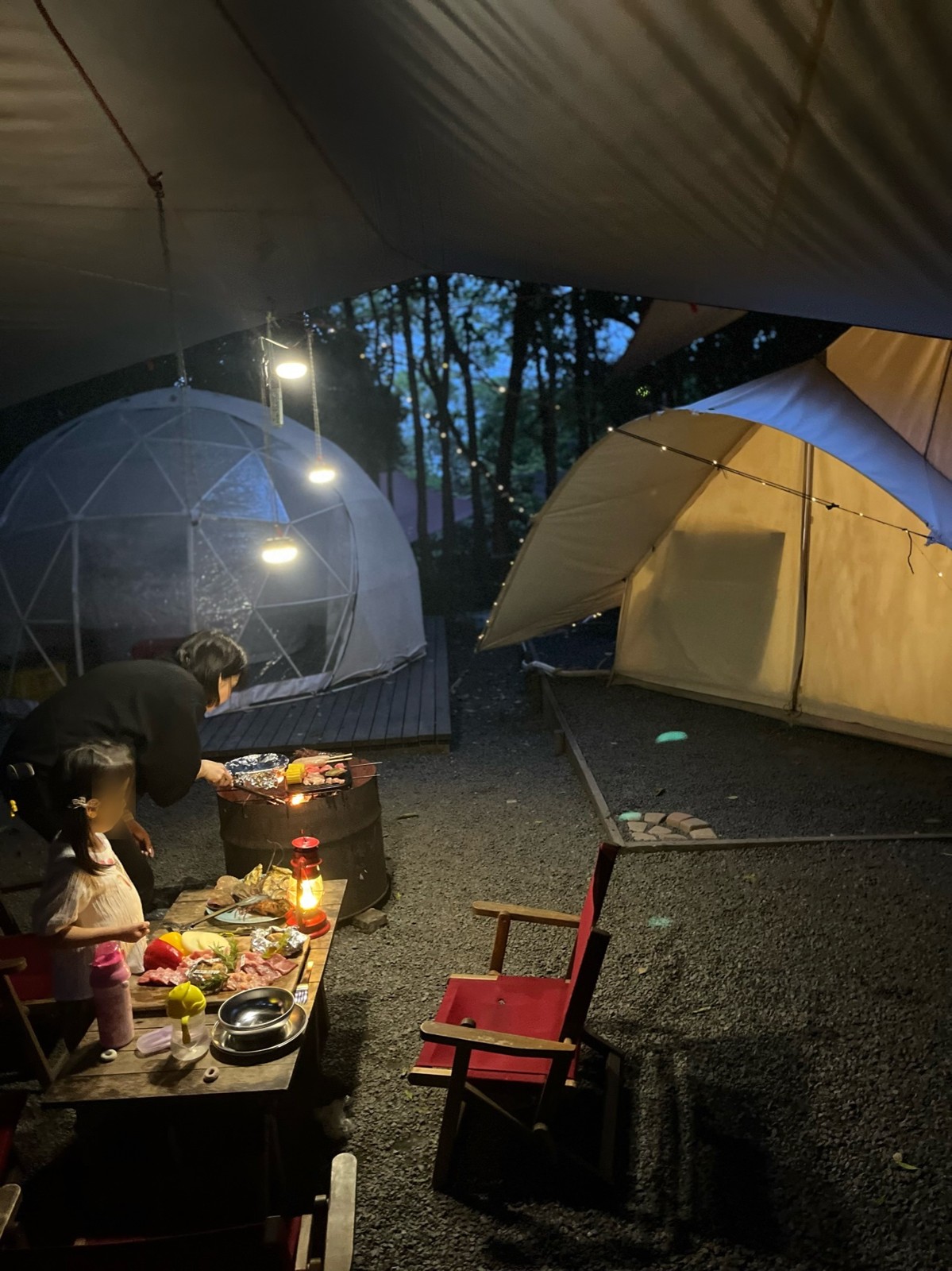 夕暮れのサイトでBBQの準備をしているところ
