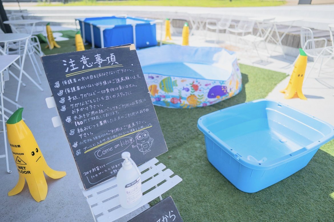 ビニールプールが並ぶ水遊びスポット