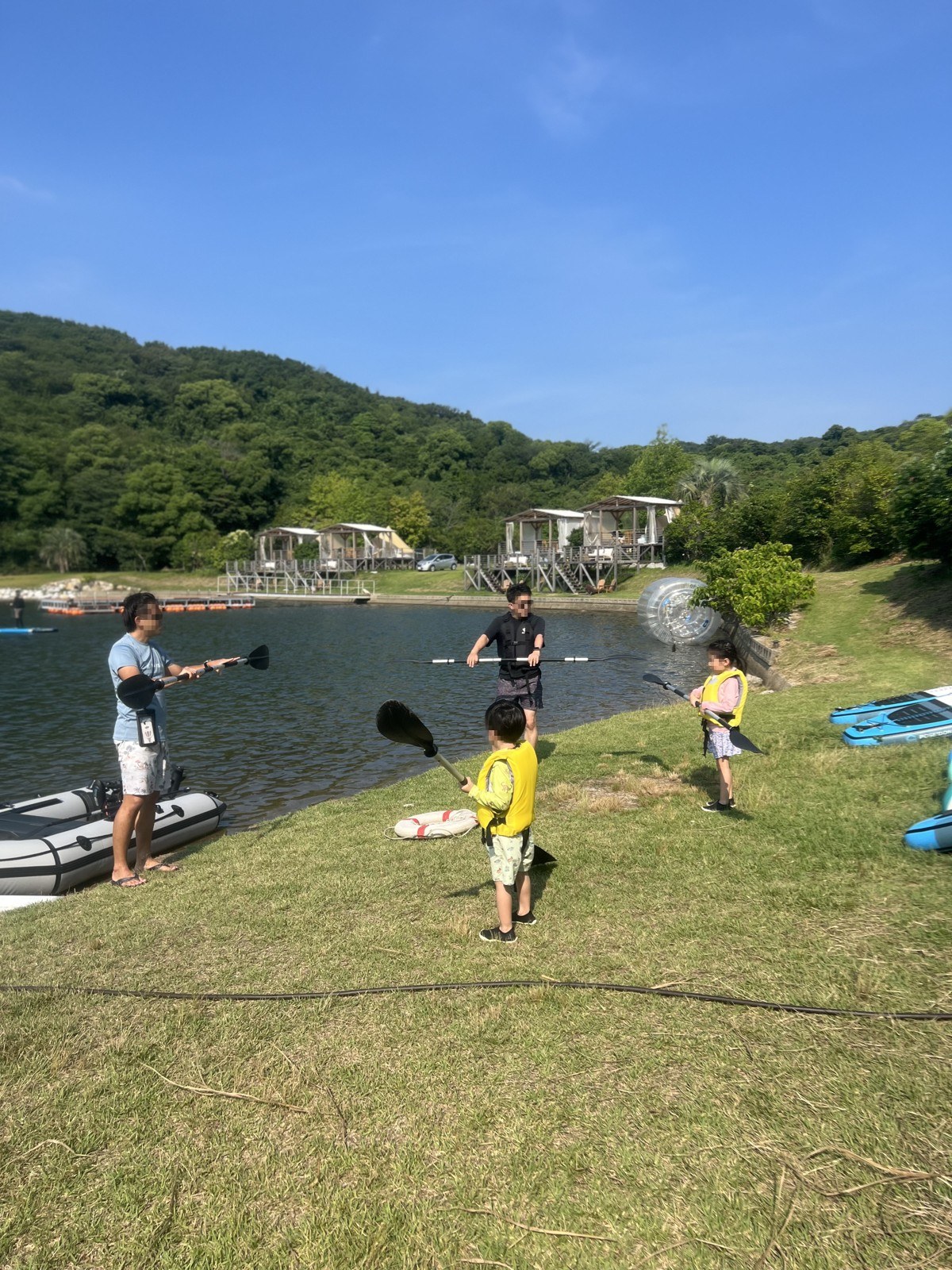 ライフジャケットと道具を準備する水辺