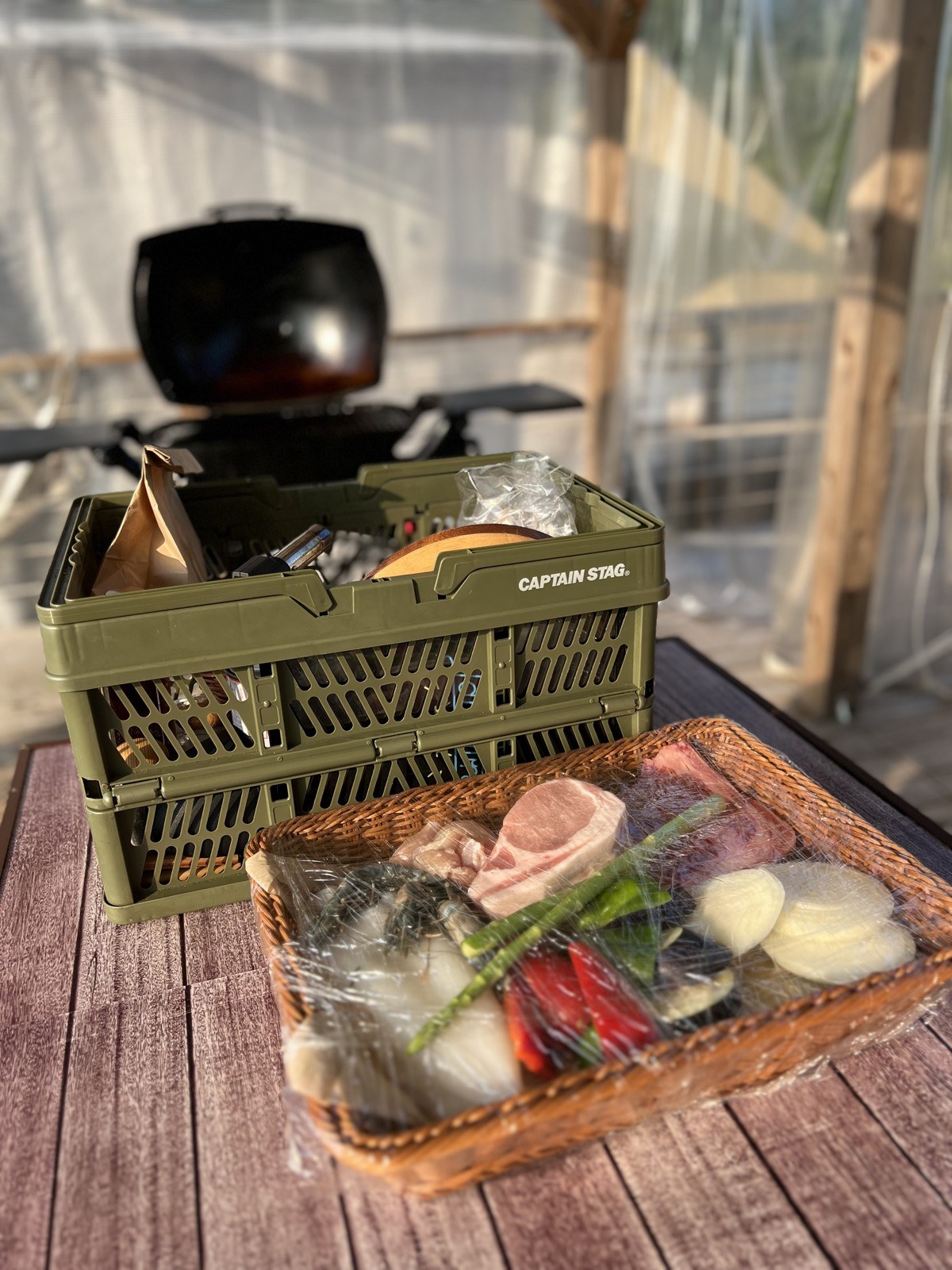 カゴに盛られたBBQの食材