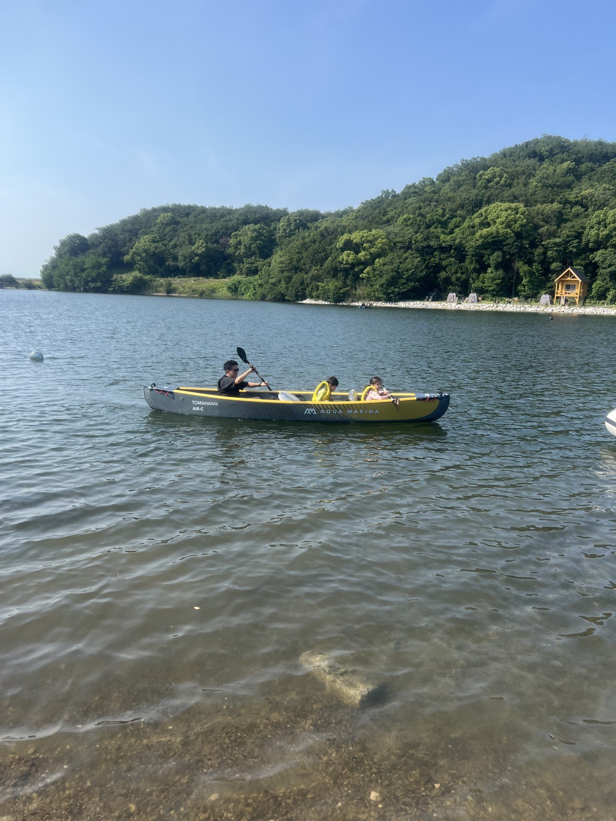 内海に浮かぶカヌーに乗る親子