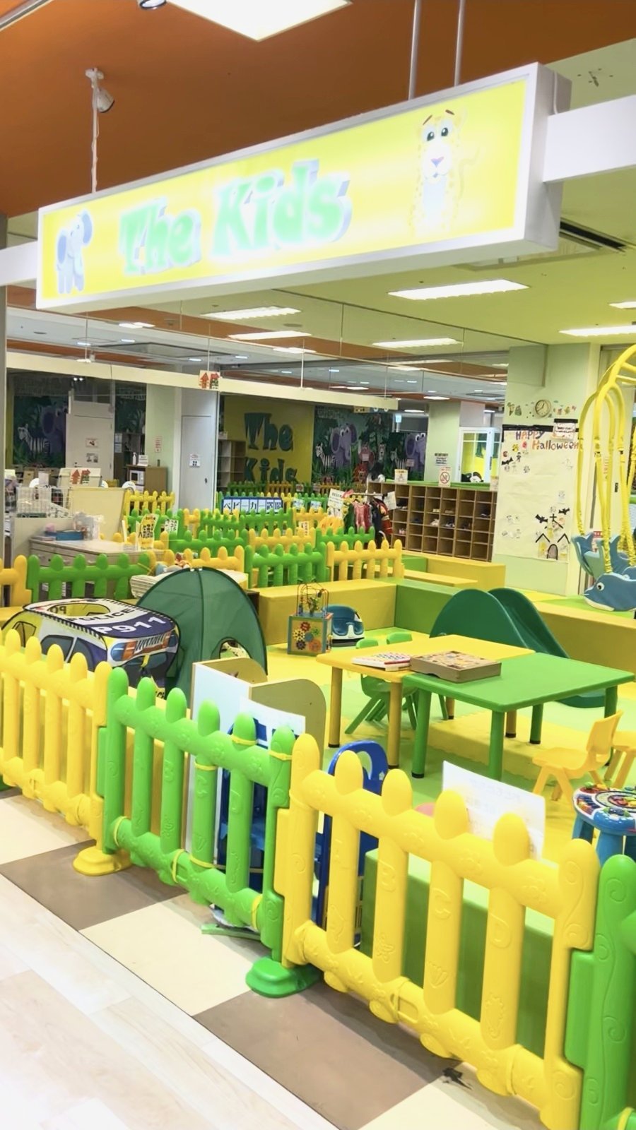 入口付近のおもちゃや小さい子向けの遊び場