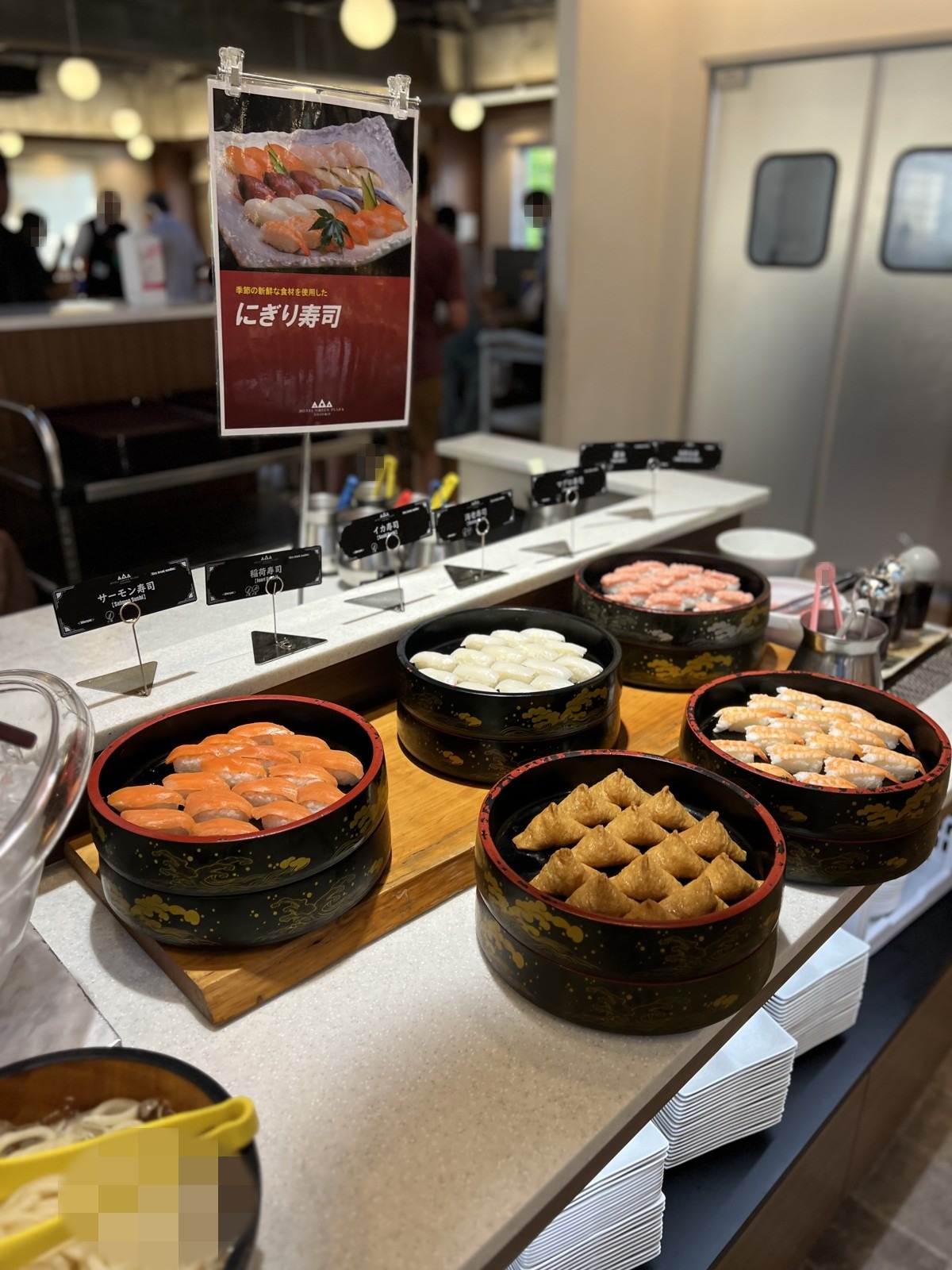 にぎり寿司や麺が並ぶビュッフェ台