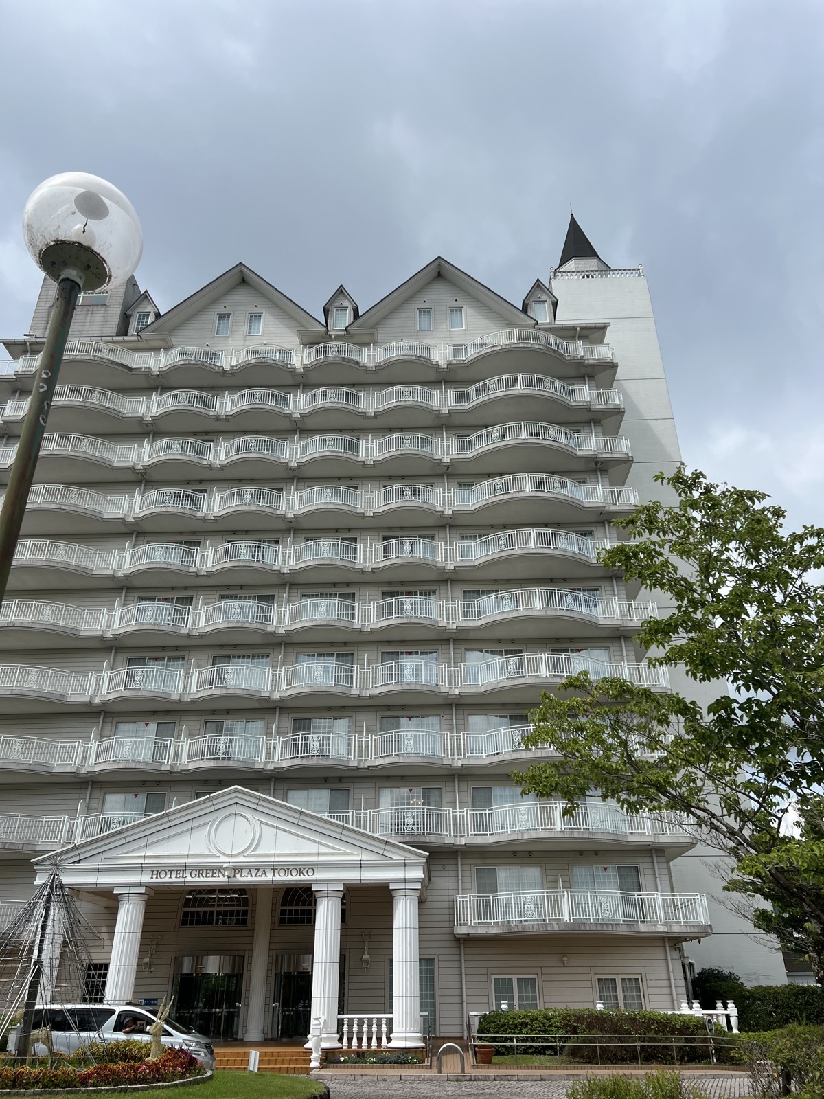 白い城のような外観のホテルグリーンプラザ東条湖