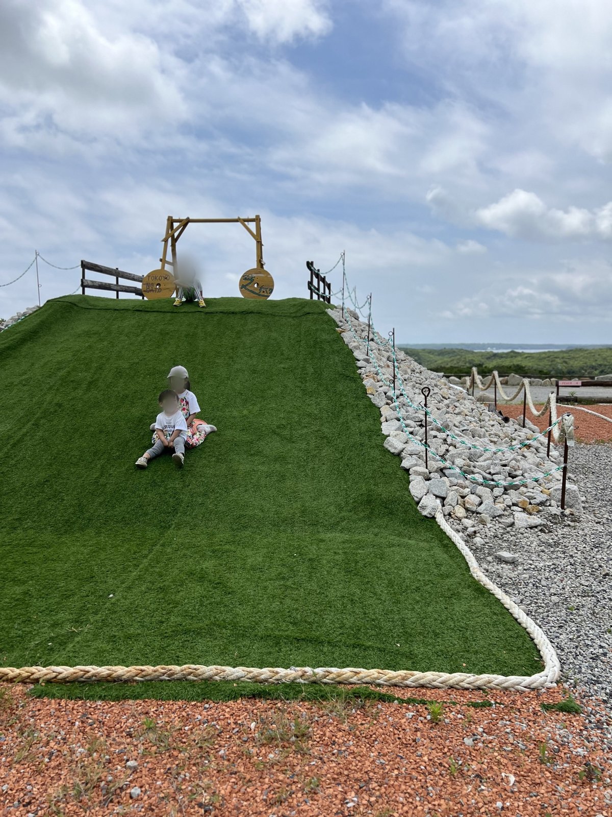 みのなる森 とこよの郷(鳥羽)で芝すべりとお子様カレー!海が見える丘のカフェ
