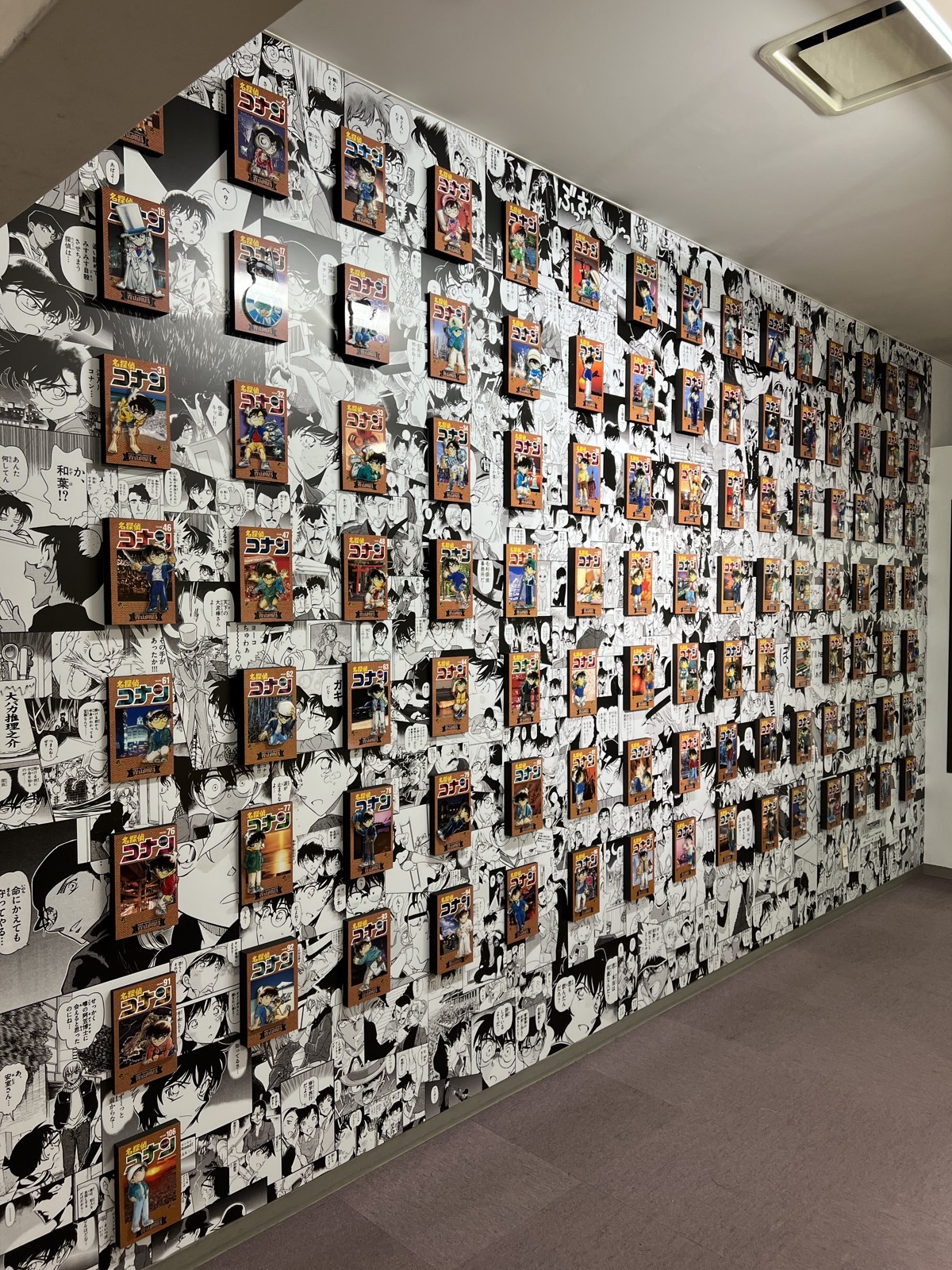 壁一面にコミックの表紙が並ぶ展示