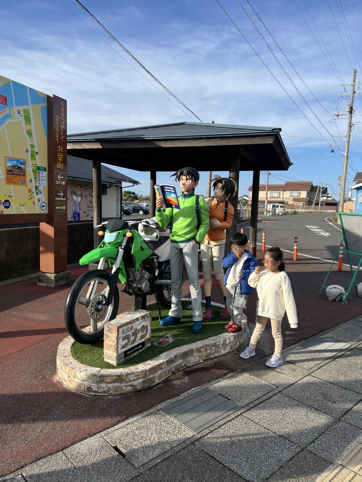バイクにまたがった工藤新一と毛利蘭の像。そばに子どもたち