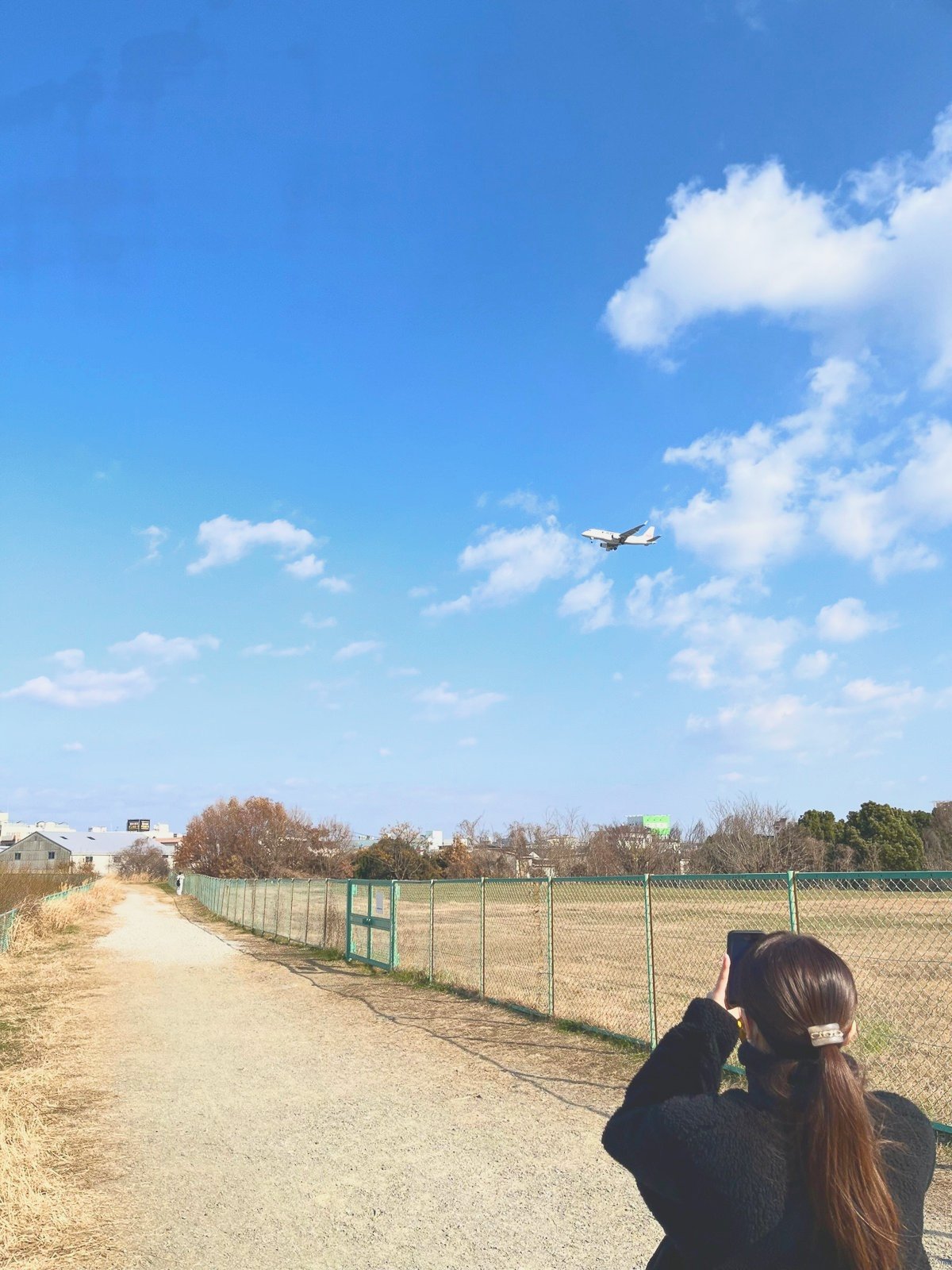 土手沿いの砂利道