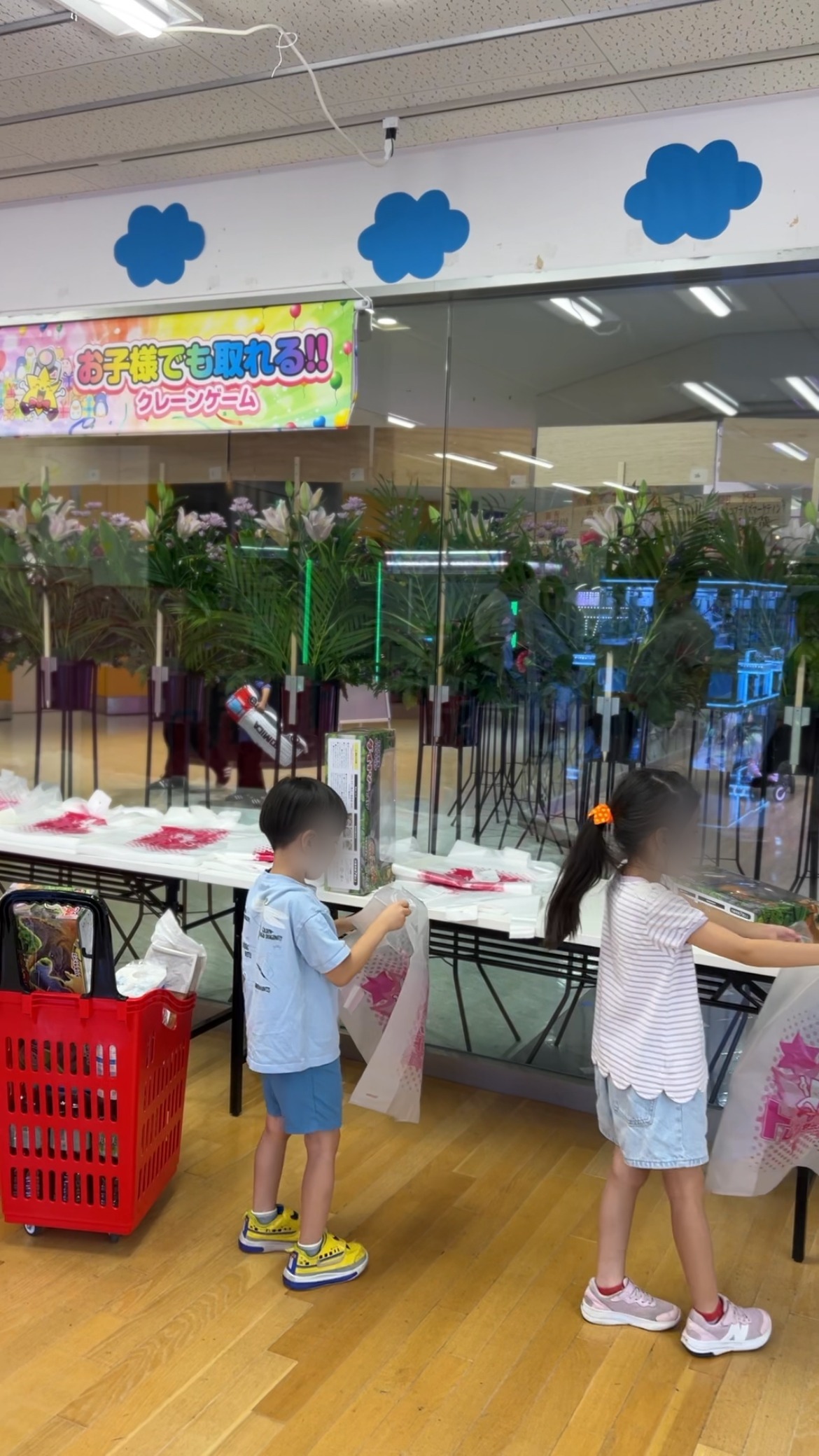 「お子様でも取れる!! クレーンゲーム」の看板と景品の袋詰めコーナー