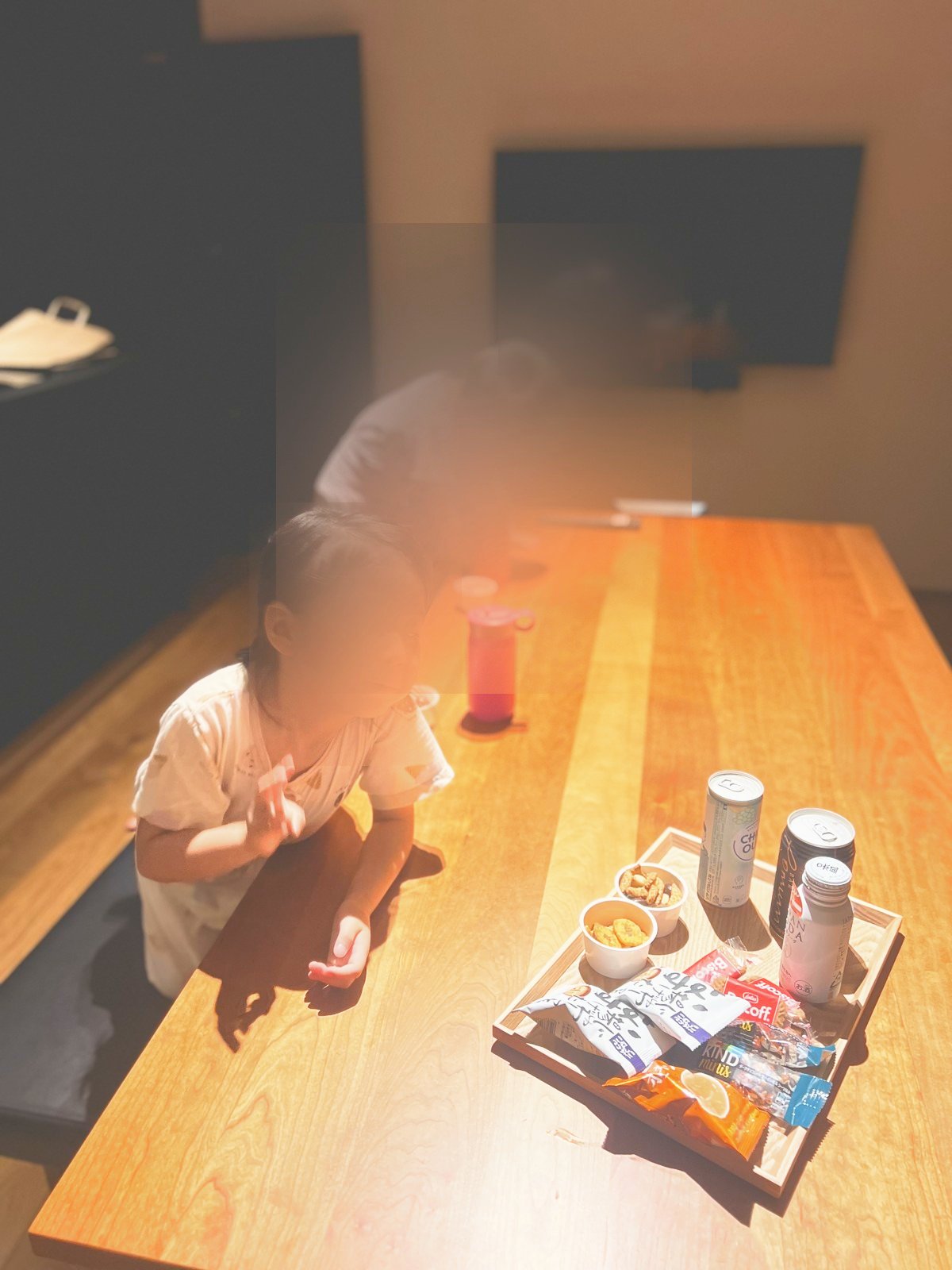 部屋でお菓子を広げるところ