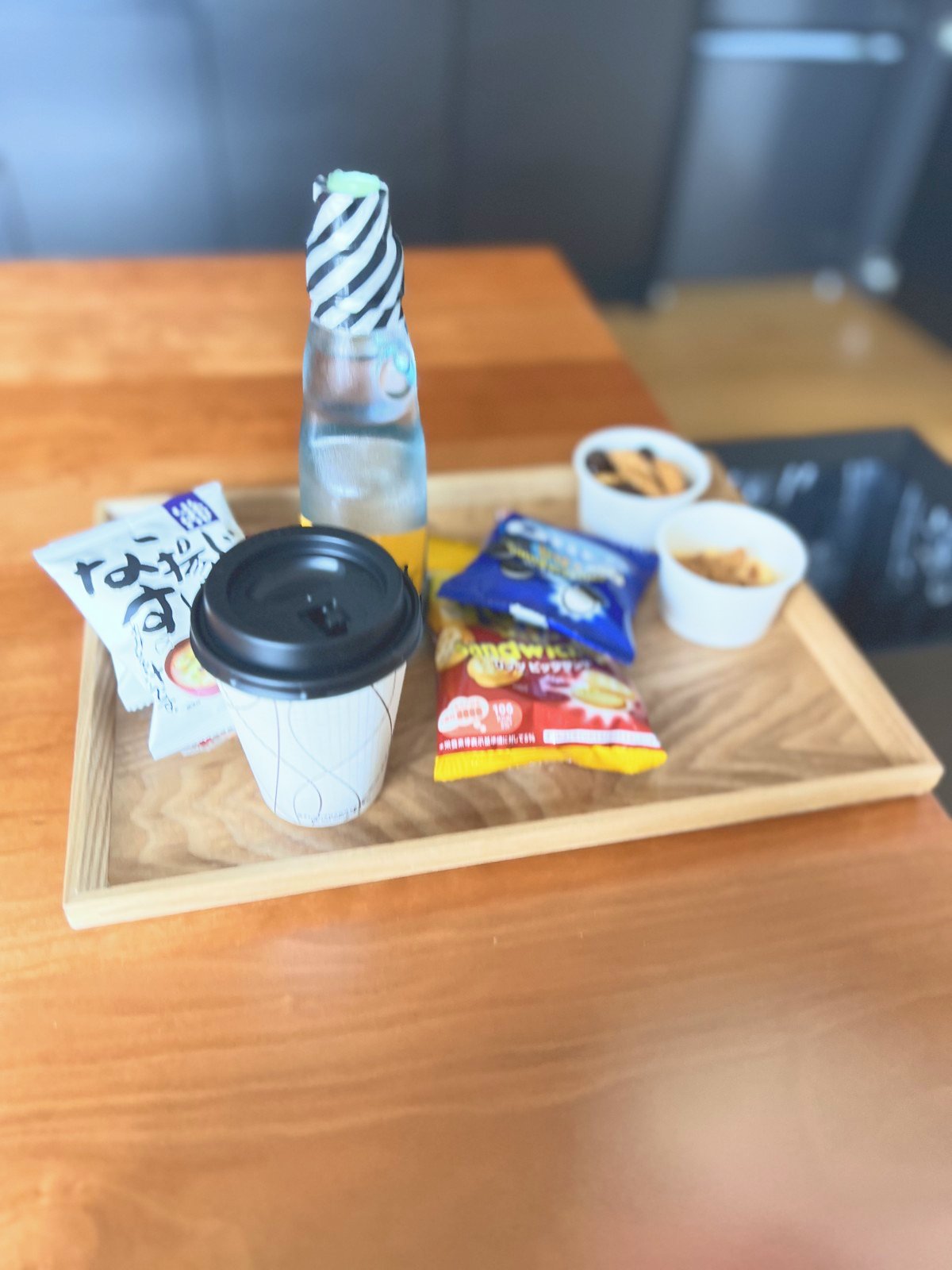トレーに取ったお菓子とドリンク