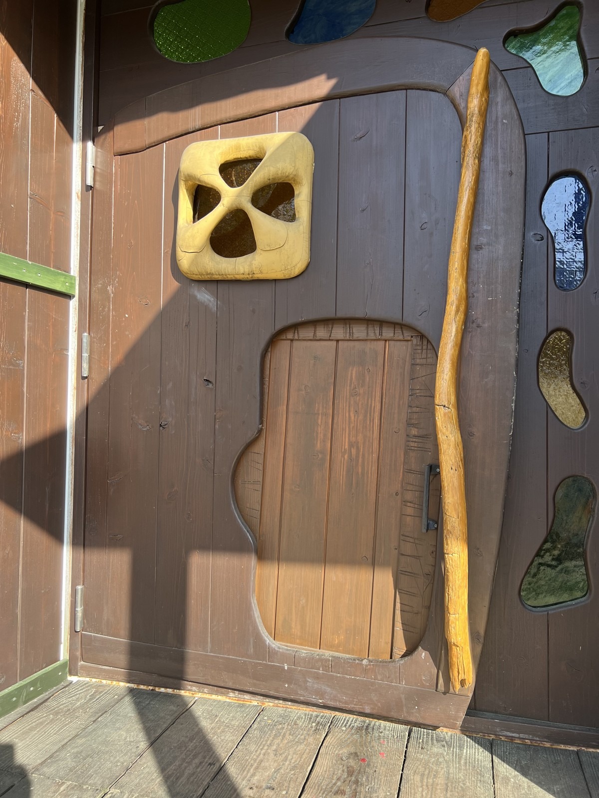 木製の遊具の扉