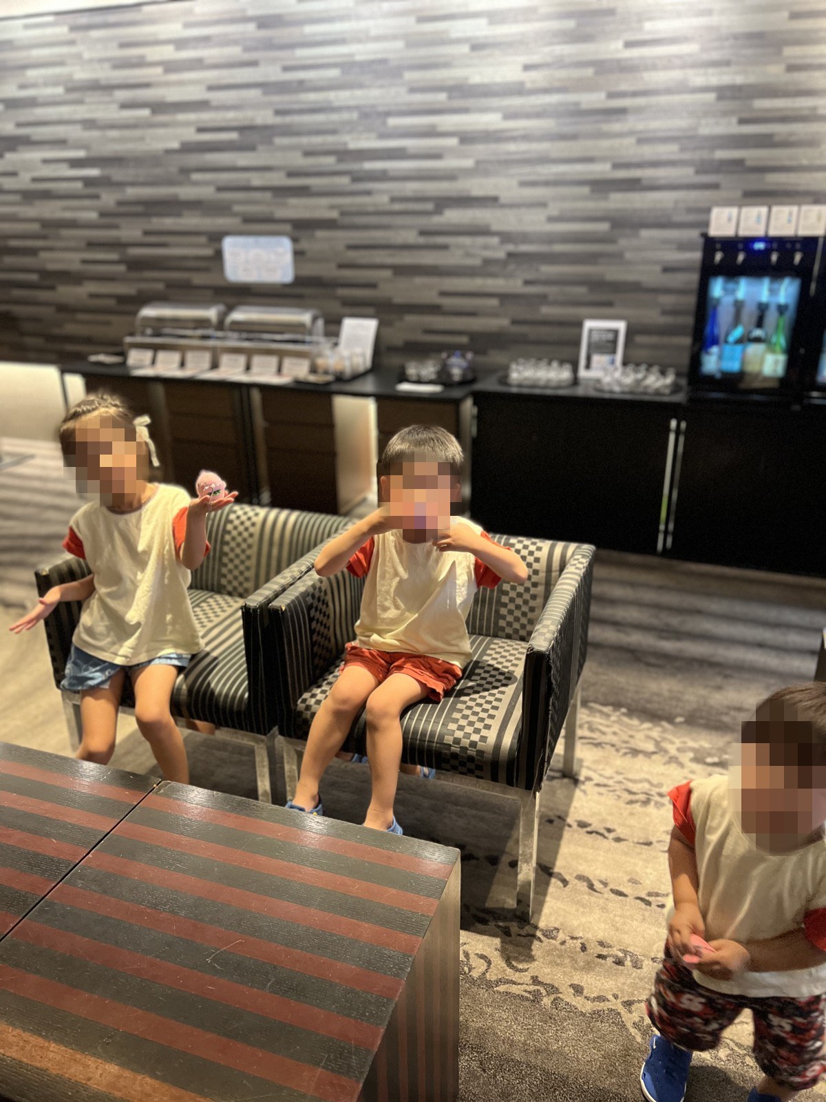 ロビーのソファに座る子どもたち