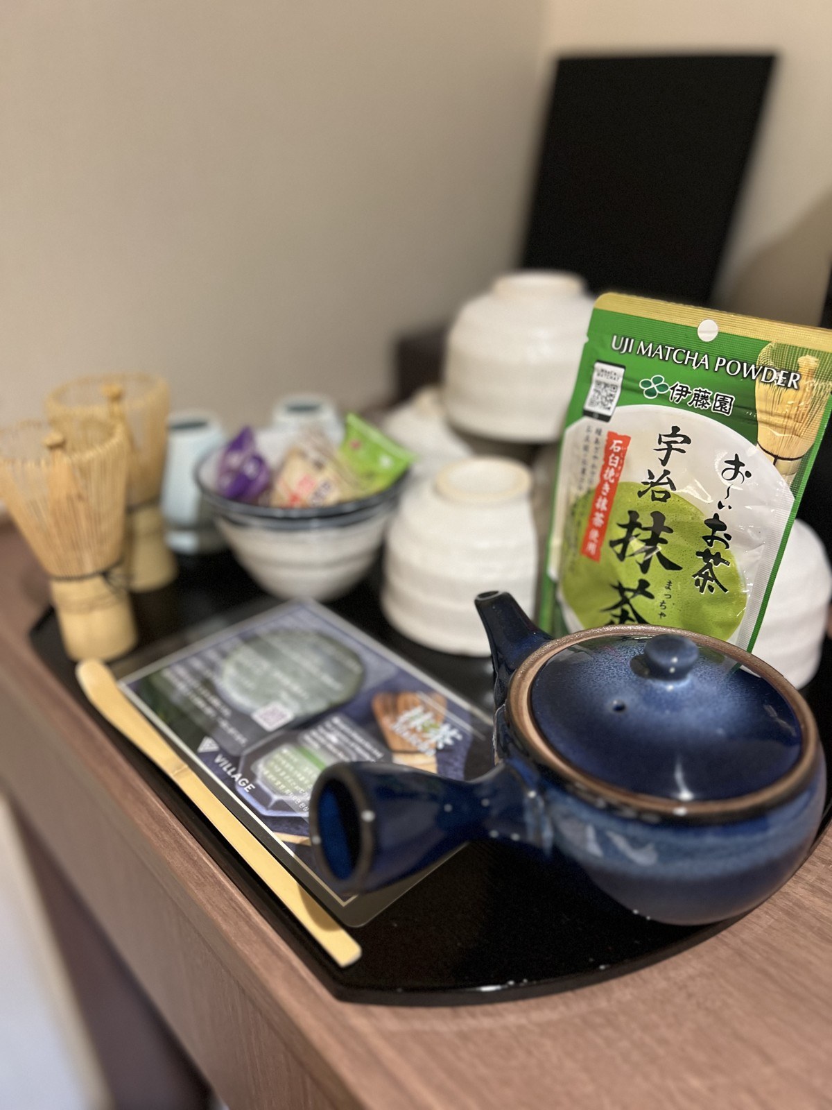 茶筅と抹茶、急須がのった盆