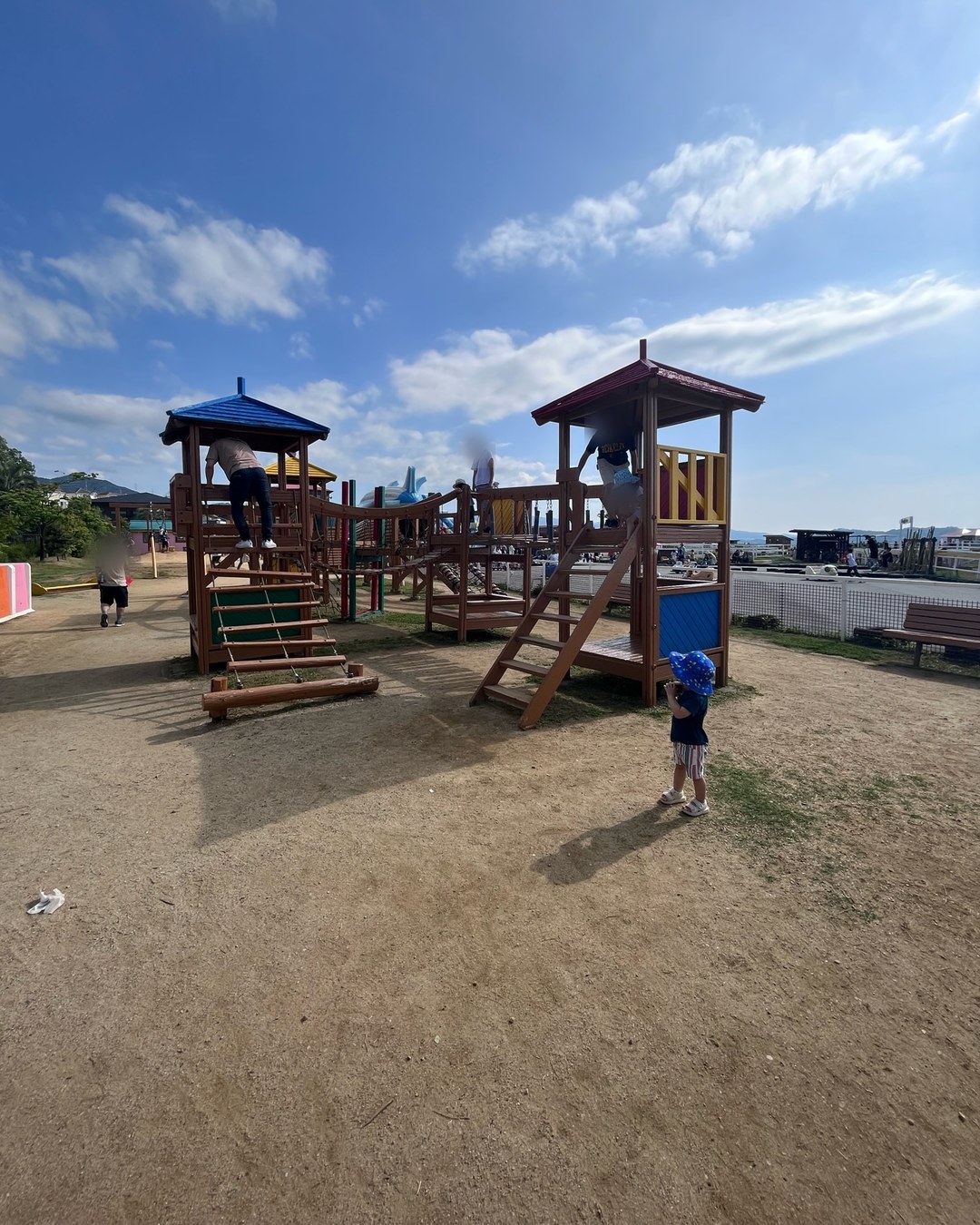 木の複合遊具が2基つながった大きな遊具
