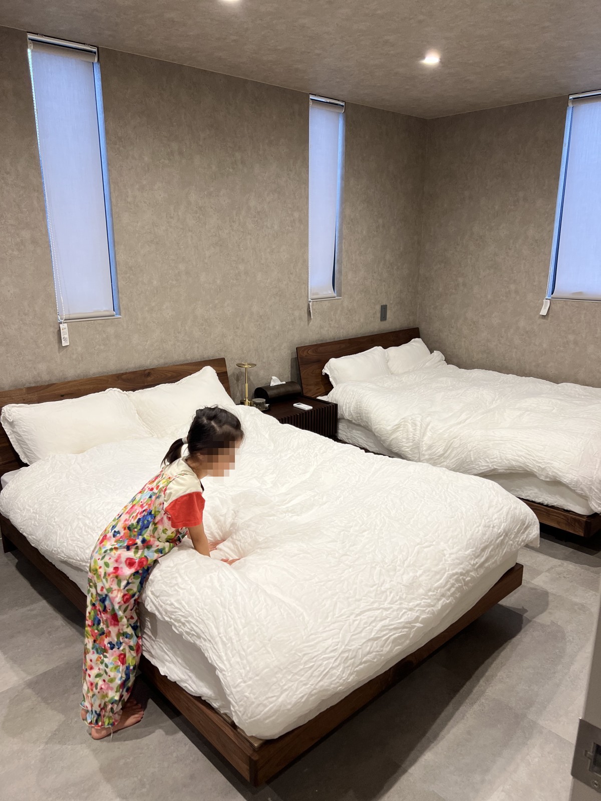 ベッドが2台並ぶ寝室