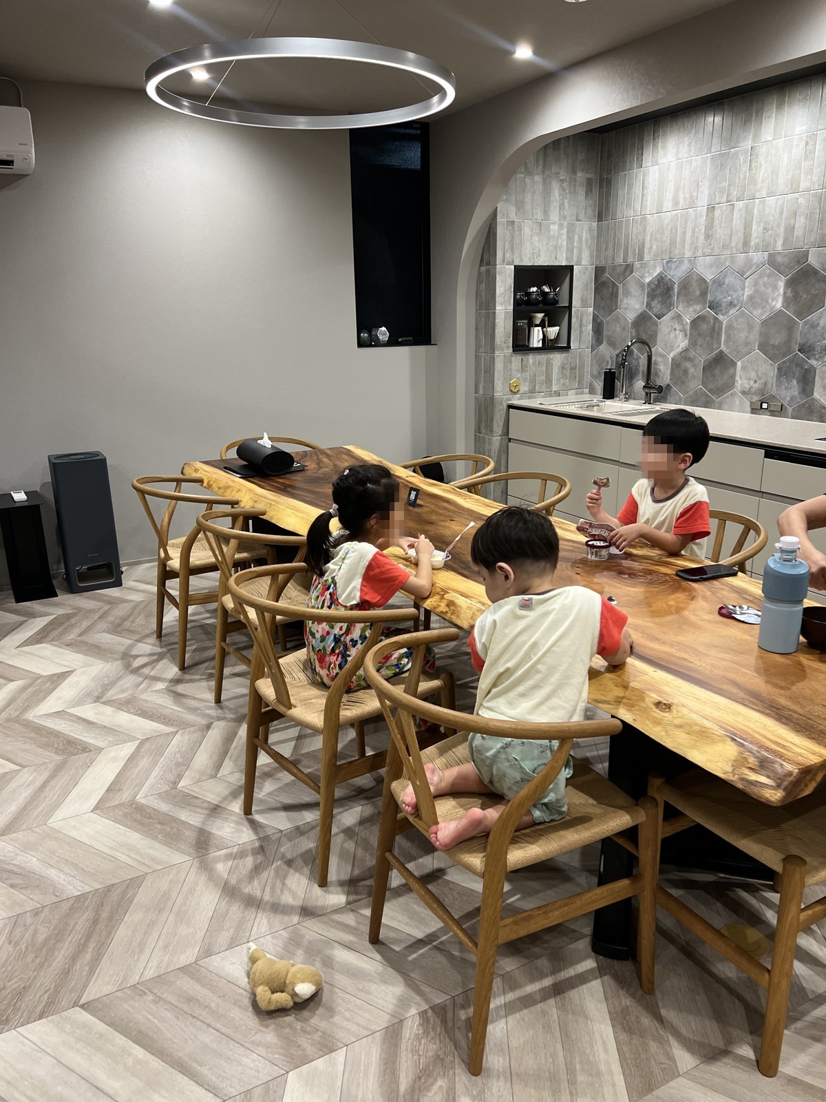 ダイニングテーブルでアイスを食べる子どもたち