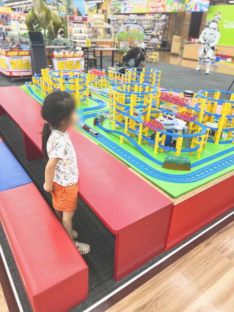 プラレールのジオラマを眺める子ども