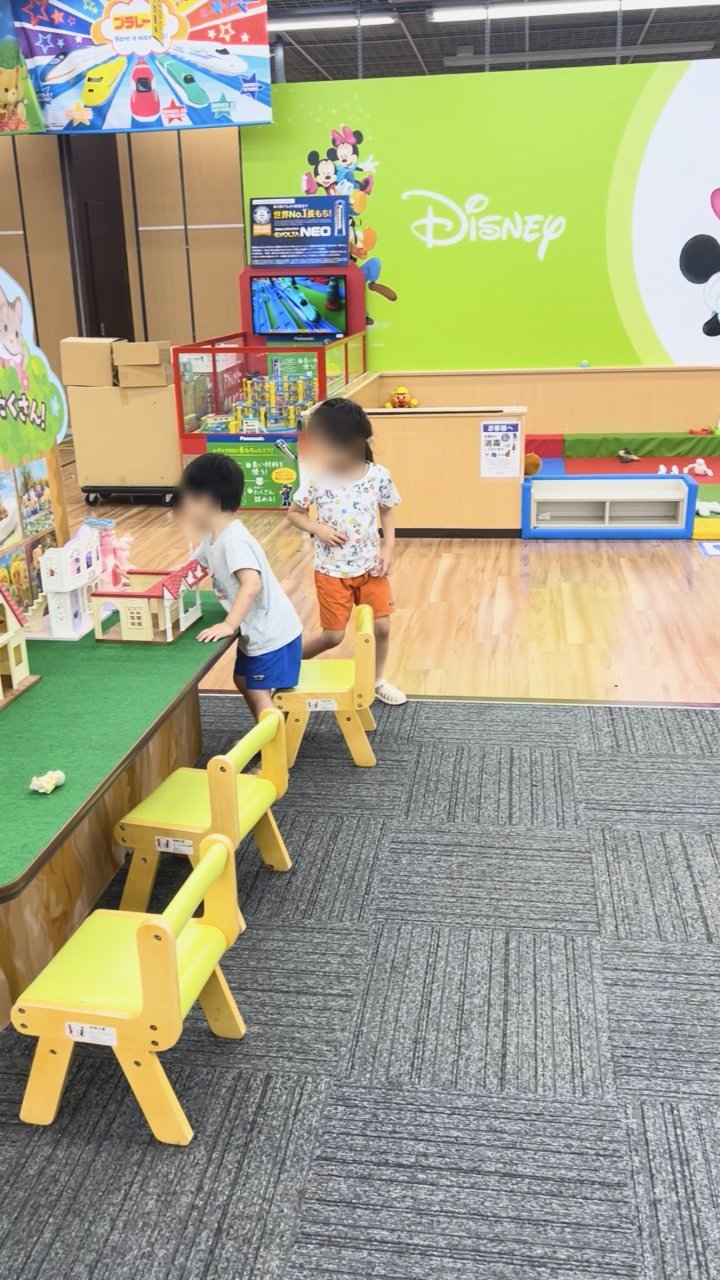 シルバニアファミリーのおもちゃが並ぶテーブルで遊ぶ子どもたち