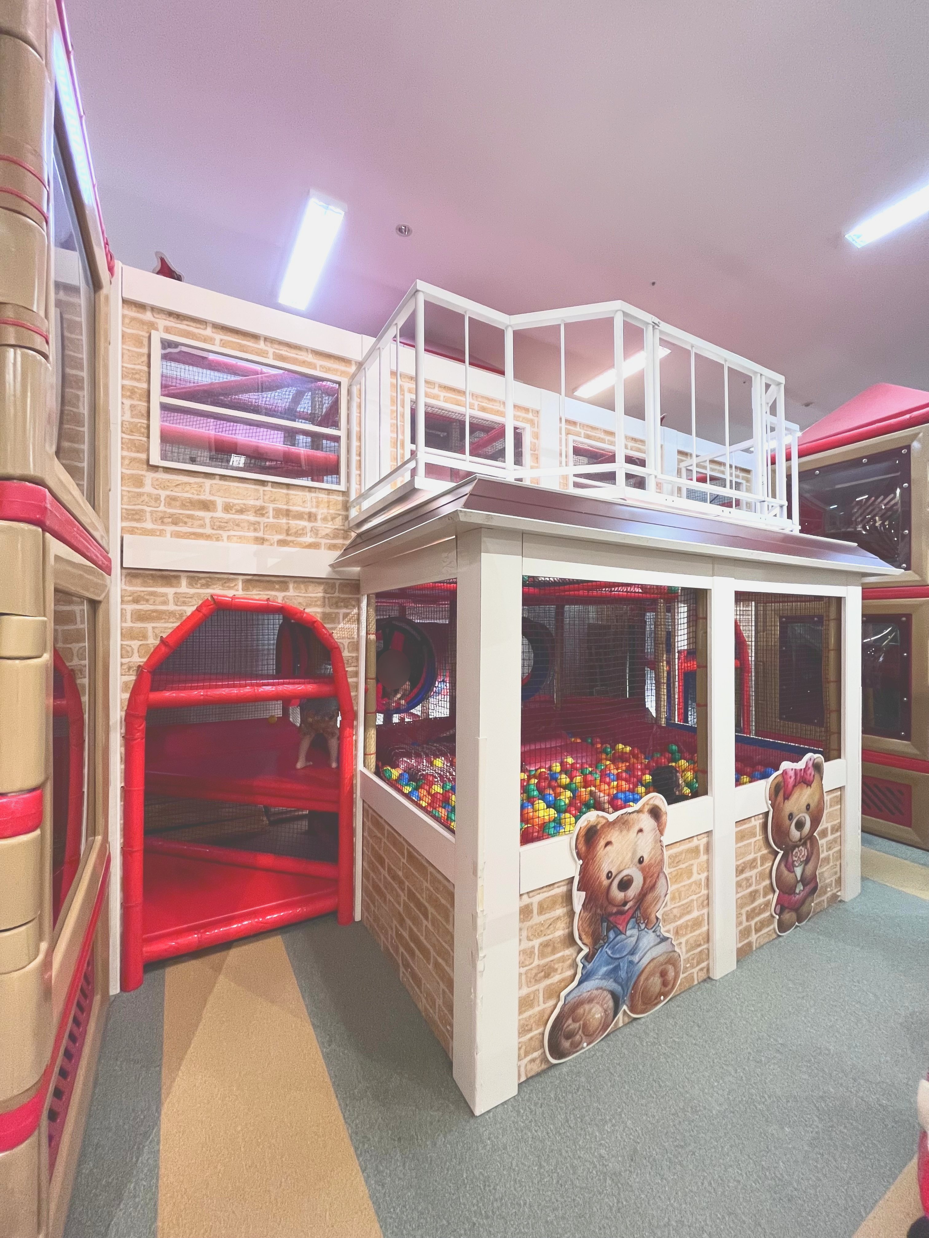 おうち型の2階建て遊具とボールプール